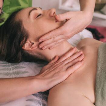 Массаж лица. Программа: «Чёткий овал, высокие скулы» - Кабинет здоровья